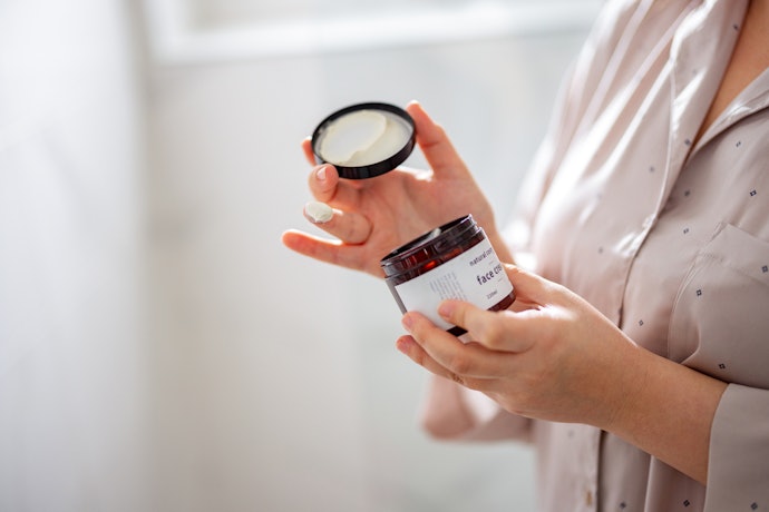 Bagi kulit kering dan sensitif, pilih krim pagi dengan konsentrasi BHA atau AHA yang ringan dan pakai krim malam turunan retinoid 2-3 kali seminggu