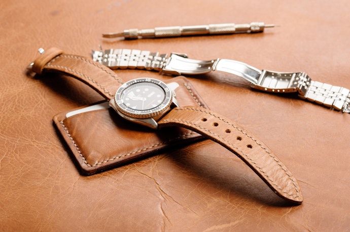 Pilih berdasarkan material case dan strap