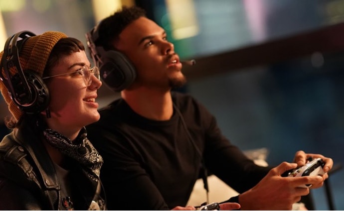 Utamakan headset yang dilengkapi teknologi Dolby Atmos