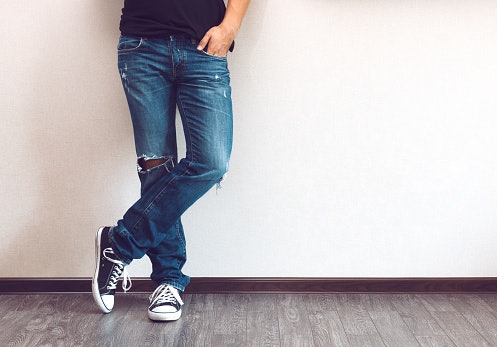 Ketahui pilihan warna ripped jeans yang keren untuk pria