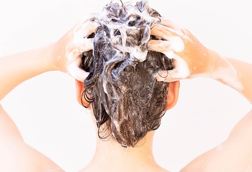 Bila permasalahan Anda adalah kulit kepala berjerawat, pilihlah scalp shampoo yang mengandung oil control dan antibakteri