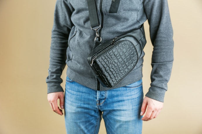 Untuk hang out, pertimbangkan tas multifungsi yang bisa jadi waist bag, sling bag, dan lainnya