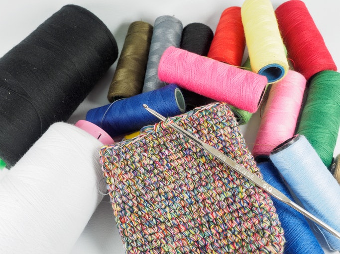 Jika ingin tampilan vintage yang autentik, pilih dompet rajutan tangan
