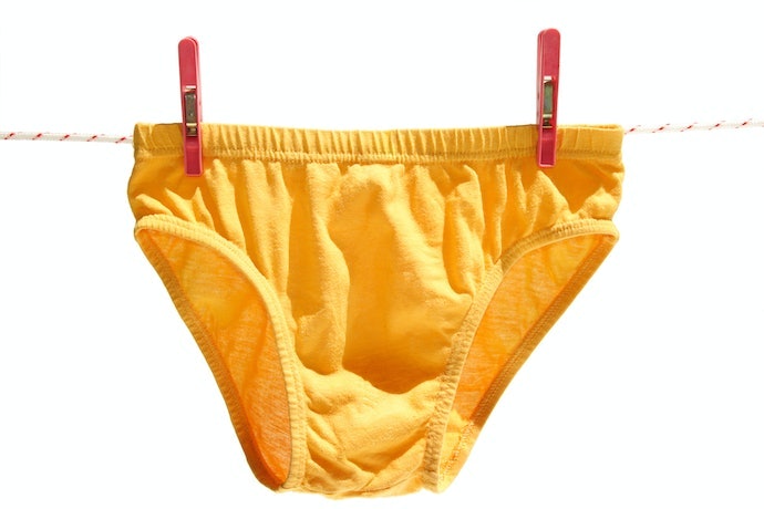 Pastikan celananya berbahan katun atau bahan lain yang sejuk dan lembut