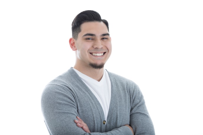 Untuk dipakai di acara bebas yang lebih santai, eksplorasi model lainnya, seperti model half-zip dan model cardigan