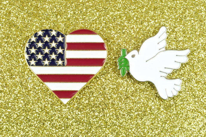 Untuk acara kasual, pilih pin enamel, tack pin, dan pin hat berdesain unik