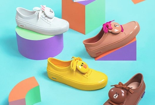 Untuk model unik, pertimbangkan produk kolaborasi Melissa dengan brand lainnya