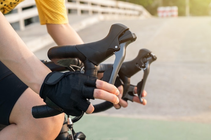 Untuk road bike atau sepeda balap, utamakan sarung tangan yang ramping dan breathable
