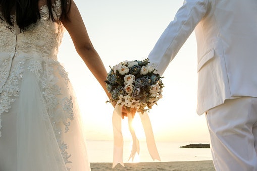 Cek jarak pengiriman dan waktu pengerjaan, disarankan pesan 7 hari sebelum tanggal wedding