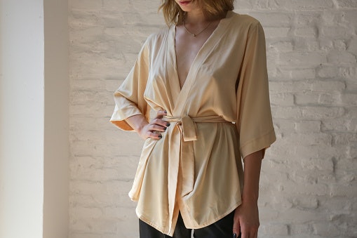 Untuk dijadikan home dress, cari dress atau piama kimono yang modis, misalnya tali pita samping