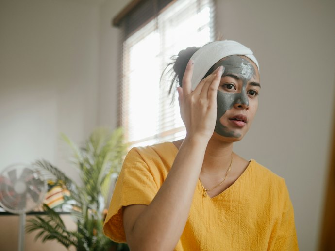 Utamakan memilih clay mask dengan tambahan bahan-bahan anti-acne, seperti salicylic acid, willlow bark, tea tree oil, mugwort, dan Centella asiatica