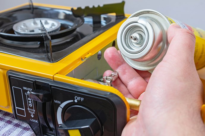 Jika Anda ingin menggunakan kompor gas 1 tungku untuk outdoor, pertimbangkan kompor dengan gas 2-in-1 yang bisa pakai LPG ataupun gas kaleng