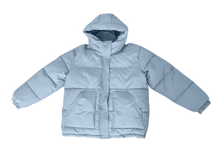 Cek kelengkapan fitur down jacket, seperti hoodie dan stuff bag untuk hiking ataupun travelling