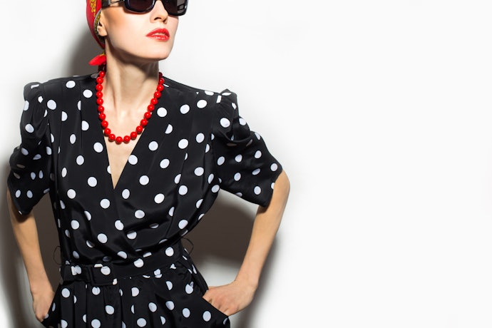 Jika ingin tampil vintage, utamakan dress polkadot yang kontras dengan warna dasar atau bermotif besar