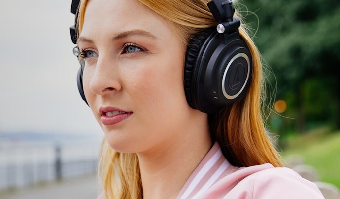 Pertimbangkan headphone dengan koneksi Bluetooth dan kabel apabila Anda memakai banyak perangkat