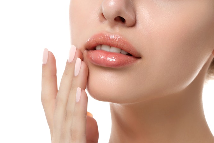 Utamakan lip tint yang mengandung bahan pelembap oklusif atau glycerin agar bibir tak mudah terkelupas