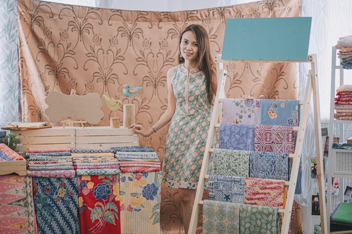 Perhatikan bahan, motif, dan jenis batik dari gaun batik