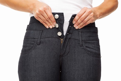 Untuk wanita pendek, pertimbangkan hot pants jeans high waist agar kaki terlihat panjang
