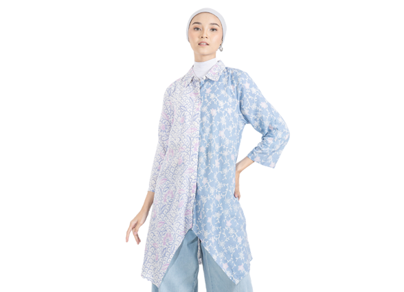 Utamakan model baju batik lengan panjang untuk wanita berhijab, seperti long tunik dan gamis batik kombinasi