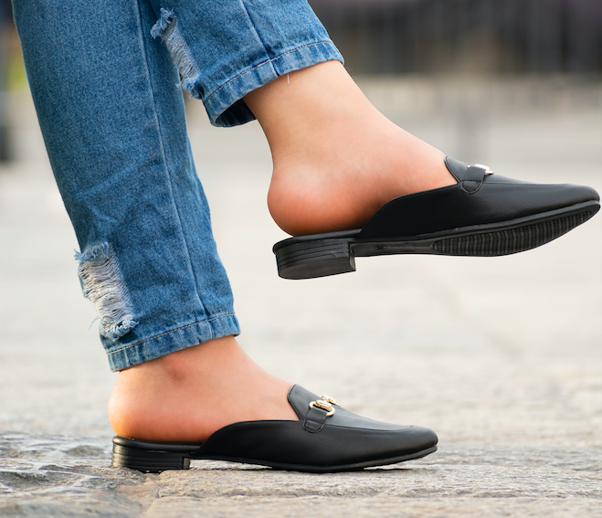 Kenakan mules shoes kulit warna hitam polos untuk tampil profesional di kantor