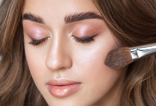 Agar tahan lama saat dipakai beraktivitas, cari yang hasil akhirnya matte atau semi-matte
