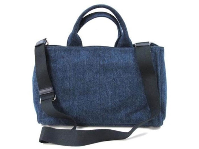Untuk jalan dan gaya kasual, kenakan tas jinjing, tas selempang, atau tote bag jeans
