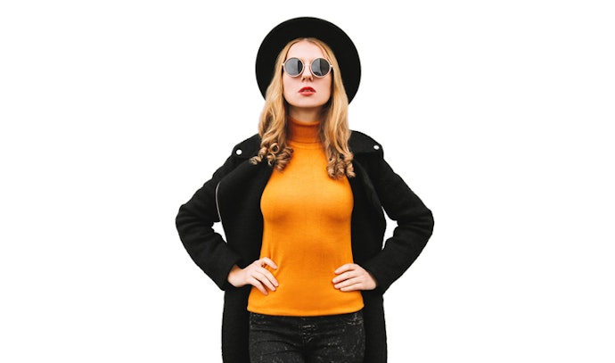 Kenakan kacamata bulat hitam untuk gaya vintage retro yang selalu keren dan timeless