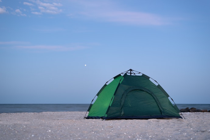 Untuk camping ceria bersama teman-teman, pilih tenda otomatis tipe dome
