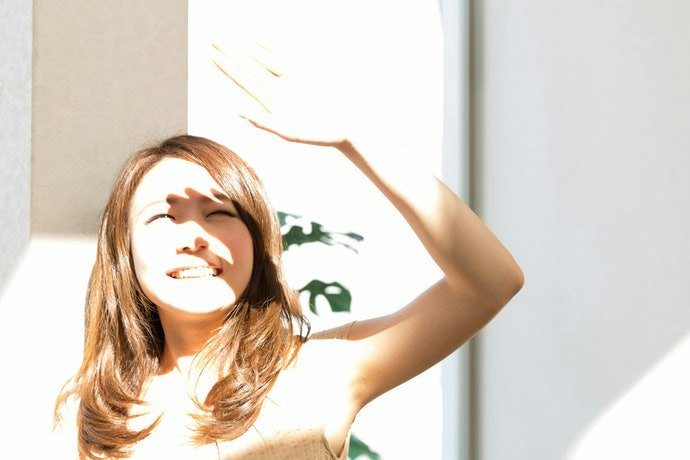 Pilih base makeup yang mengandung sunscreen