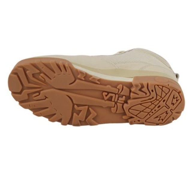 Cek juga bahan outsole yang digunakan