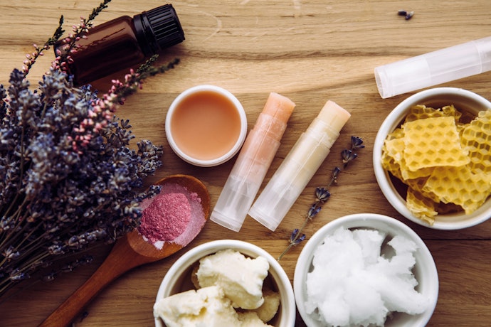 Cari juga lipstik dengan kandungan pelembap oklusif, seperti plant oil ataupun shea butter agar kelembapan bibir Anda terjaga