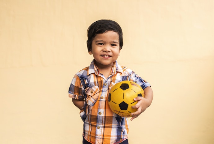 Untuk tampil kasual saat santai, pilih kemeja anak laki-laki lengan pendek yang bermotif kotak-kotak atau polos dengan warna bervariasi
