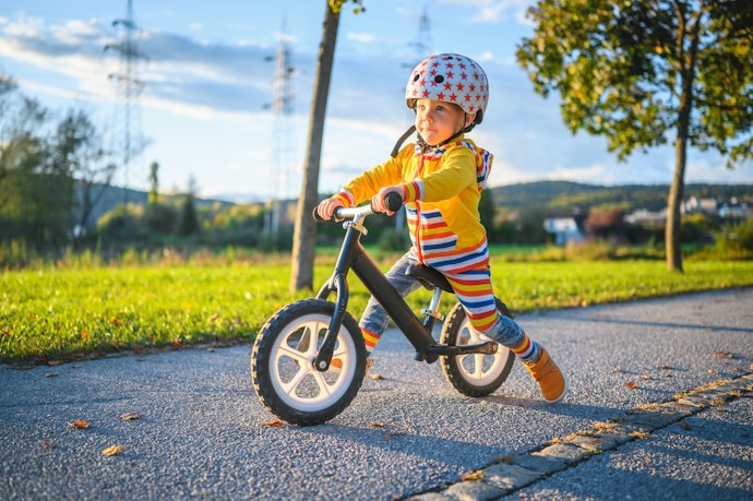 Untuk balita yang mengendarai push bike, utamakan helm berbobot kurang dari 300 gram
