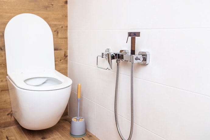Sesuaikan panjang dan tingkat kelenturan selang dari jet shower dengan ukuran toilet
