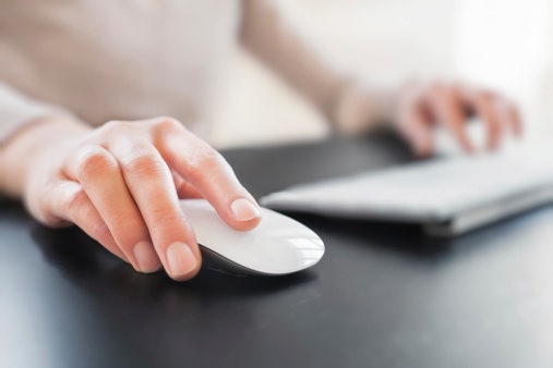 Untuk pemakaian yang fleksibel, pilih wireless mouse dengan dongle 2.4 GHz yang baterainya tahan minimal 2 bulan
