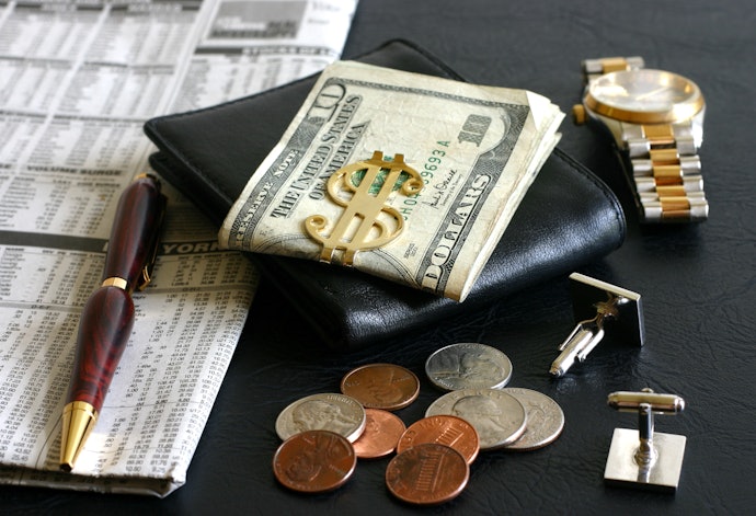 Pertimbangkan money clip dari merek ternama
