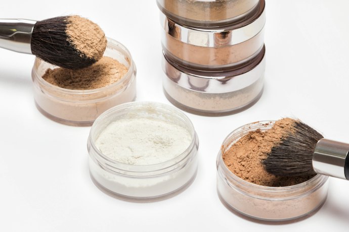 Anda memiliki kulit yang cenderung berminyak? Dapatkan mineral foundation berbentuk powder, baik pressed powder maupun loose powder