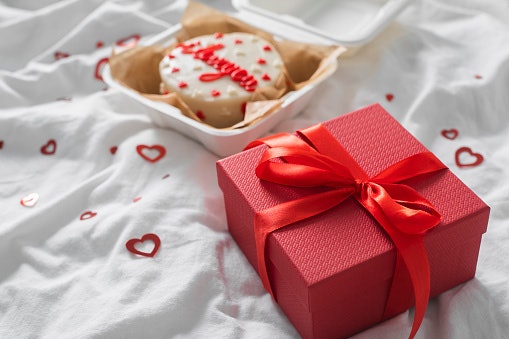 Untuk hampers, pertimbangkan kotak kue dengan tema atau desain tertentu
