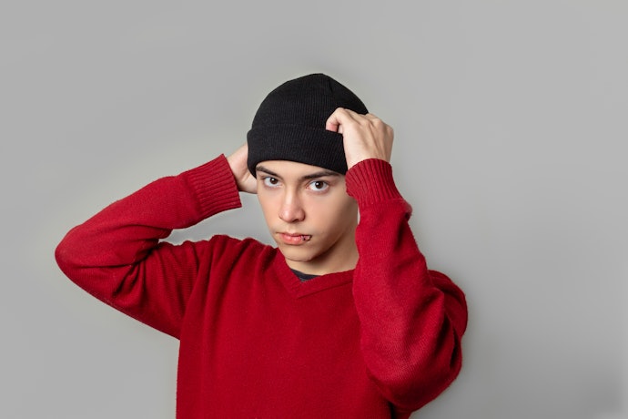 Agar beanie hat nyaman dipakai untuk gaya kasual sehari-hari, pilih yang berbahan katun, mesh, atau poliester