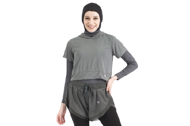 Untuk sesi senam di luar ruangan, pilih cropped outerwear sebagai luaran yang modis