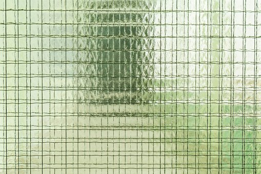 Pertimbangkan jendela obscure glass atau jendela buram untuk kamar mandi