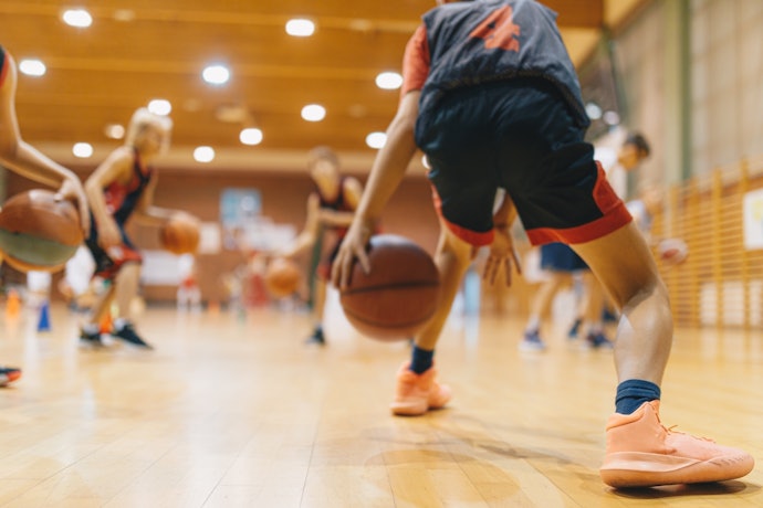 Pertimbangkan model mid cut untuk dancing dan high cut untuk bermain basket