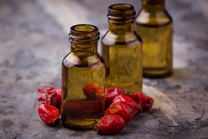Utamakan rosehip oil dengan kemasan berwarna gelap