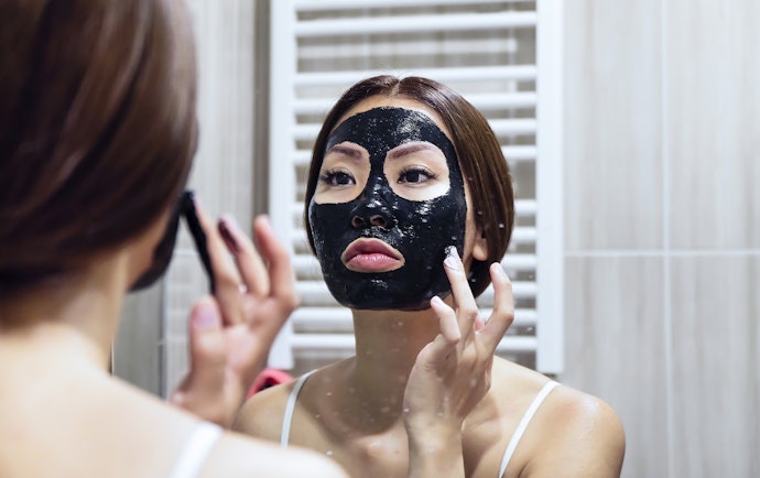 Untuk kulit berminyak, carilah peel off mask dengan bahan aktif oil control, seperti clay dan charcoal