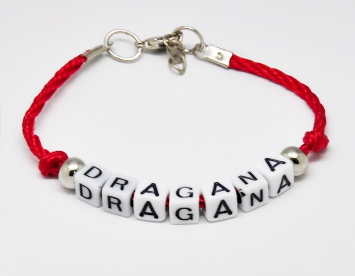 Agar makin spesial, pilih gelang yang bisa di-custom