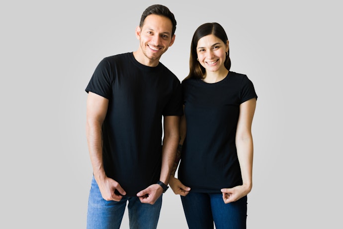 Cari yang modelnya unisex agar bisa dipakai pria dan dijadikan kaos couple