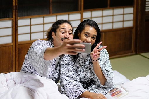 Pertimbangkan juga baju tidur kimono couple untuk dipakai bersama pasangan