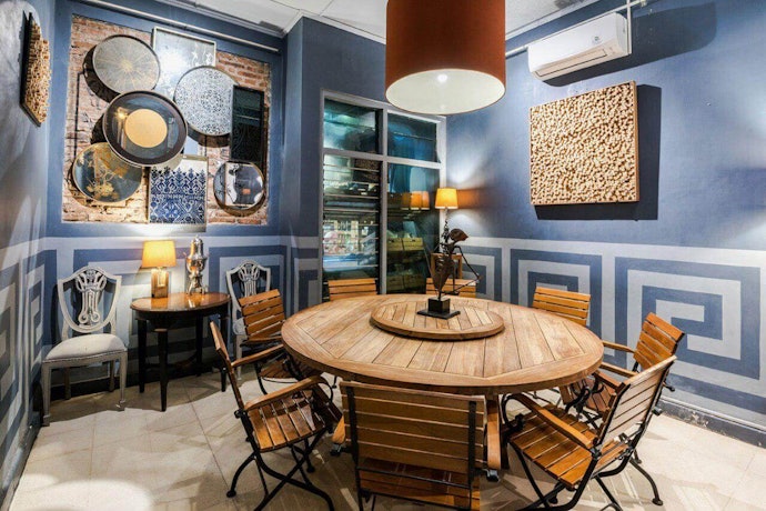 Bila ingin yang Instagrammable, cari restoran dengan interior photogenic seperti Mediterranea Restaurant atau view bagus seperti Abhayagiri