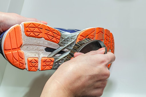 Untuk membersihkan midsole dan outsole, pilih wire brush atau hard brush yang bulu sikatnya keras