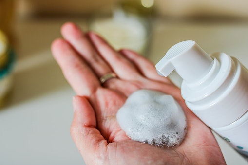 Untuk kulit muka, pilih sabun beras dalam bentuk facial wash